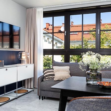 H11 Aparthotel Krasków Εξωτερικό φωτογραφία A living room in a typical apartment