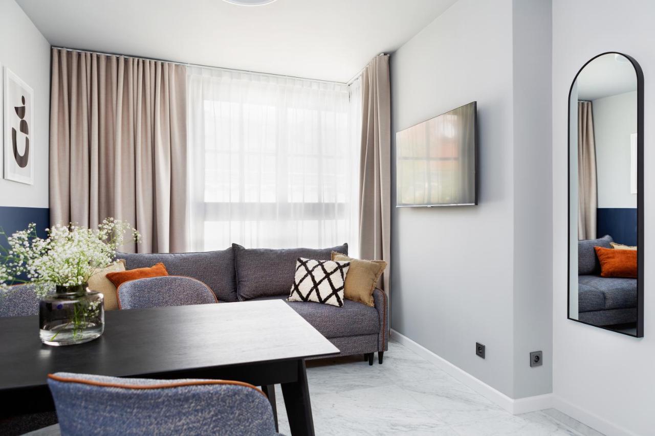 H11 Aparthotel Krasków Εξωτερικό φωτογραφία A staged living room