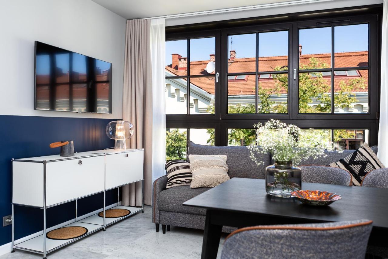 H11 Aparthotel Krasków Εξωτερικό φωτογραφία A living room in a typical apartment