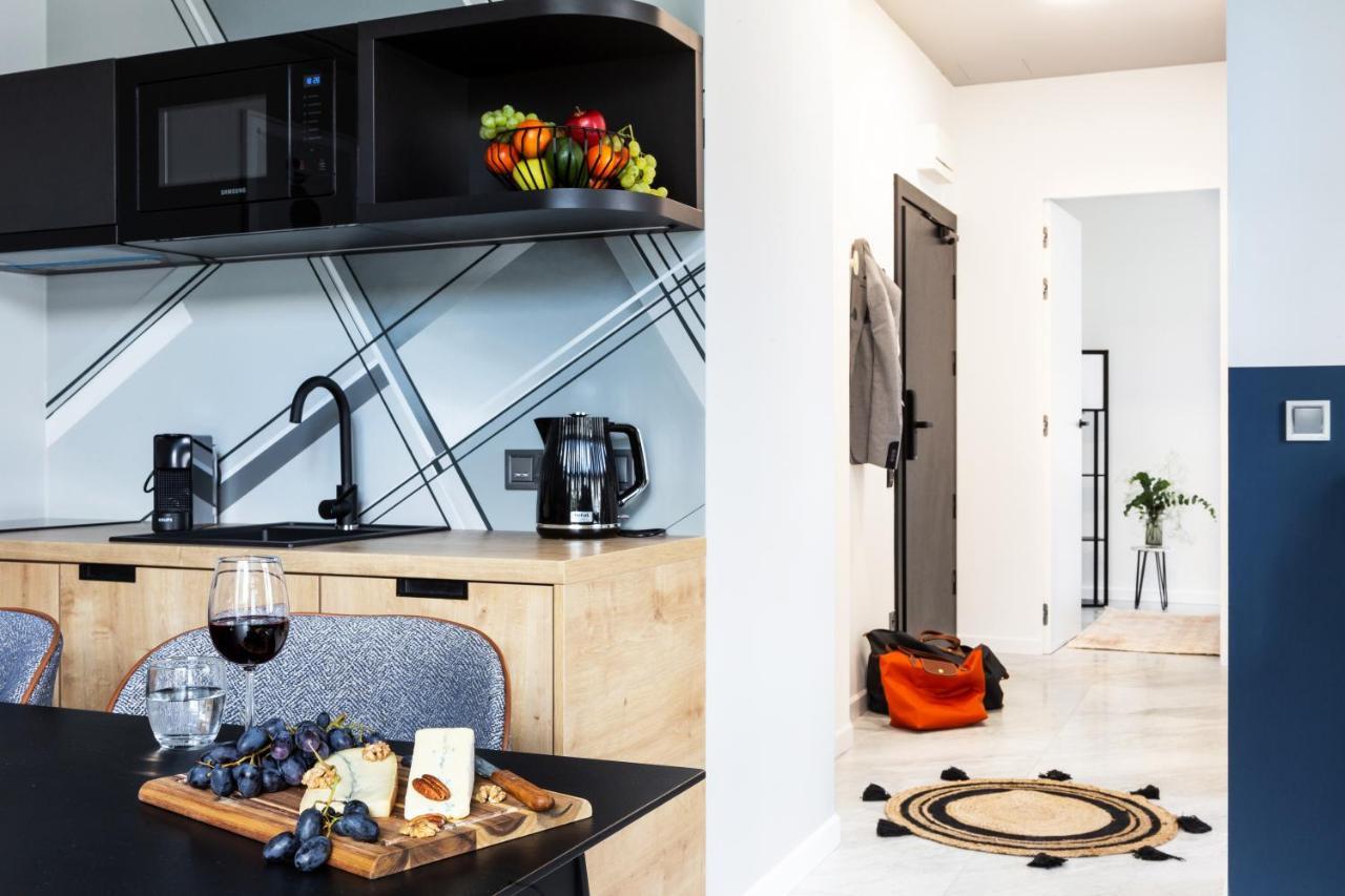 H11 Aparthotel Krasków Εξωτερικό φωτογραφία A modern kitchen