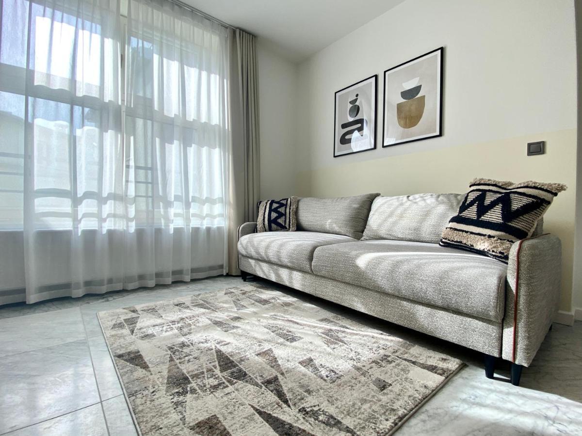 H11 Aparthotel Krasków Εξωτερικό φωτογραφία A living room with a carpet