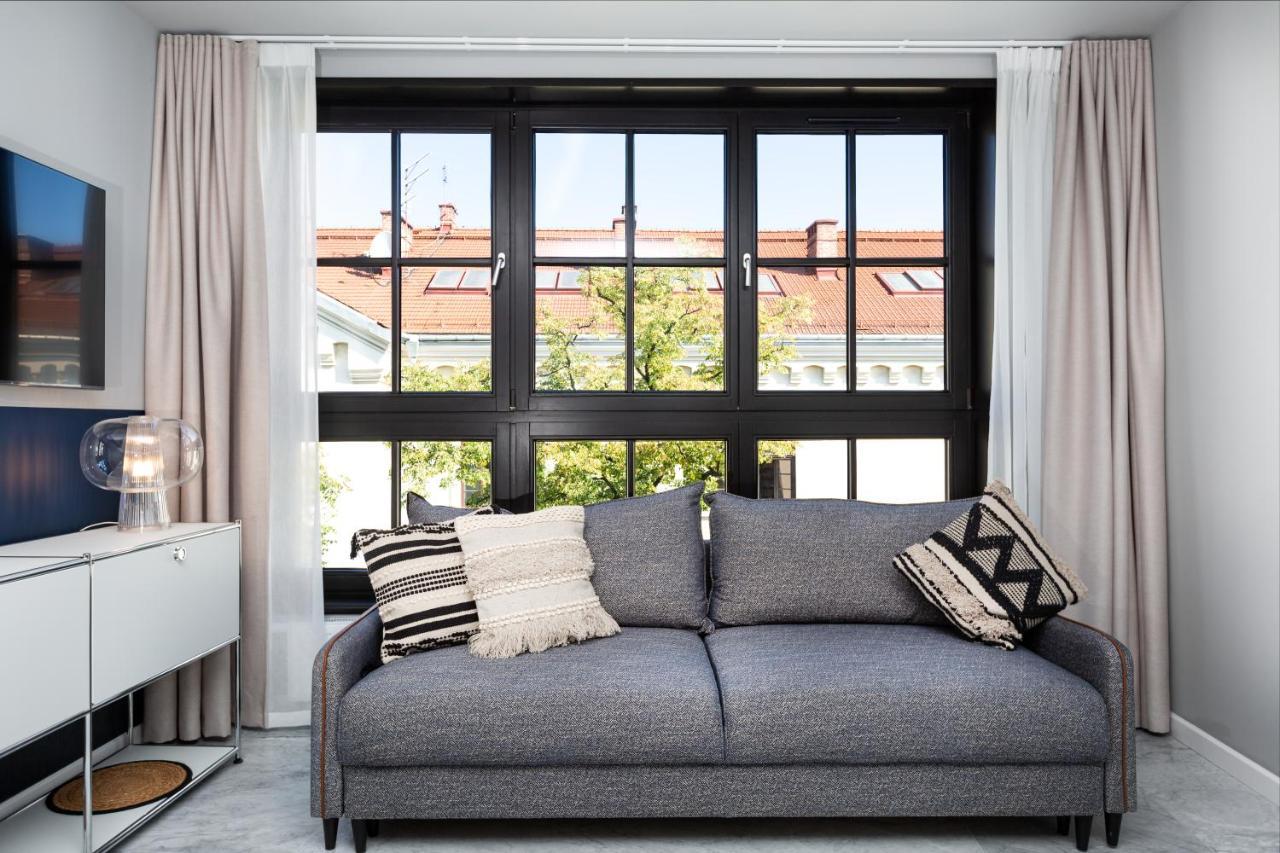 H11 Aparthotel Krasków Εξωτερικό φωτογραφία A modern sofa