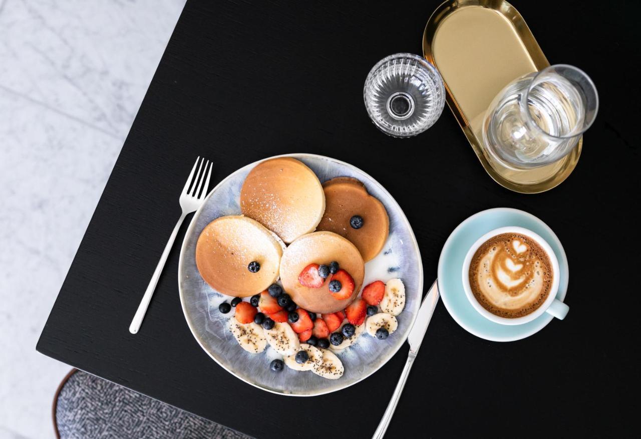 H11 Aparthotel Krasków Εξωτερικό φωτογραφία A plate of pancakes with fruit and granola