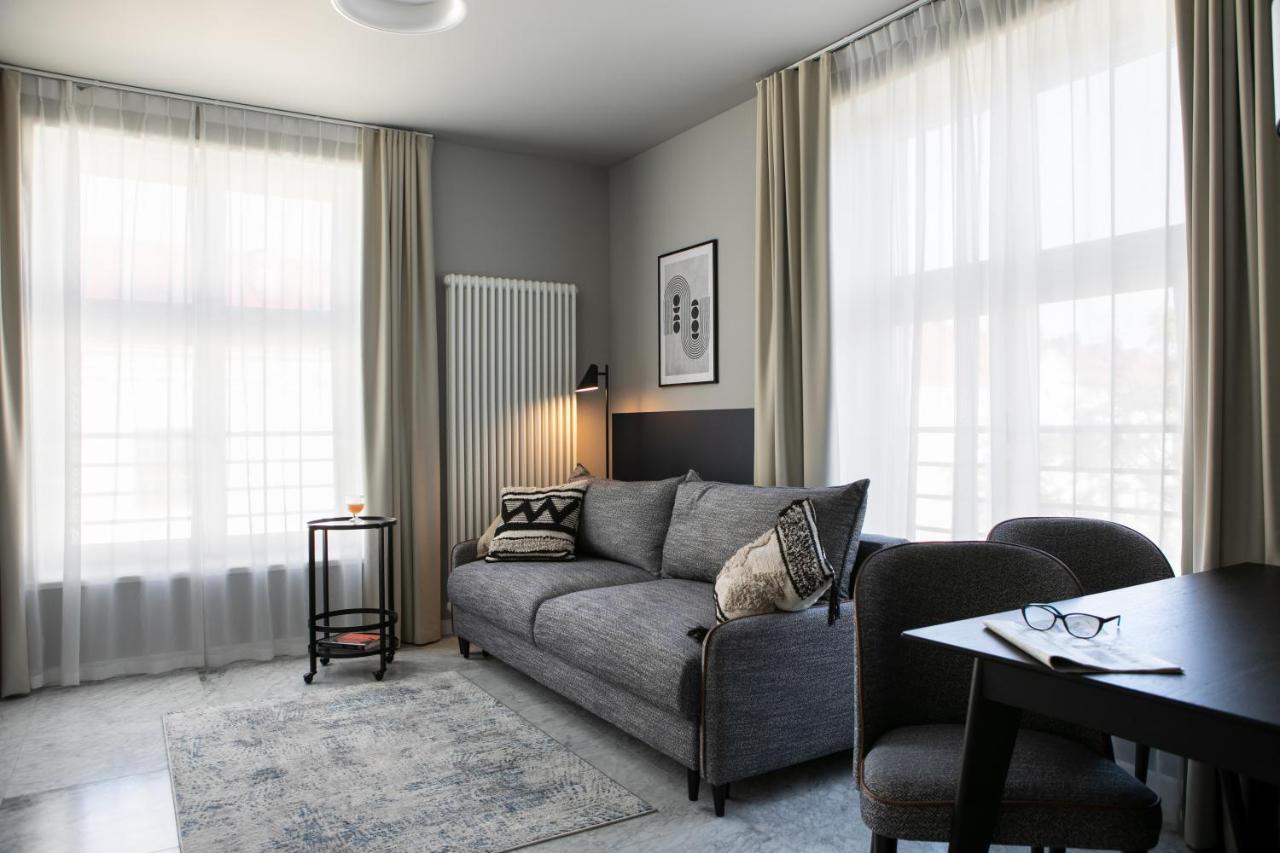 H11 Aparthotel Krasków Εξωτερικό φωτογραφία A room with a sofa bed
