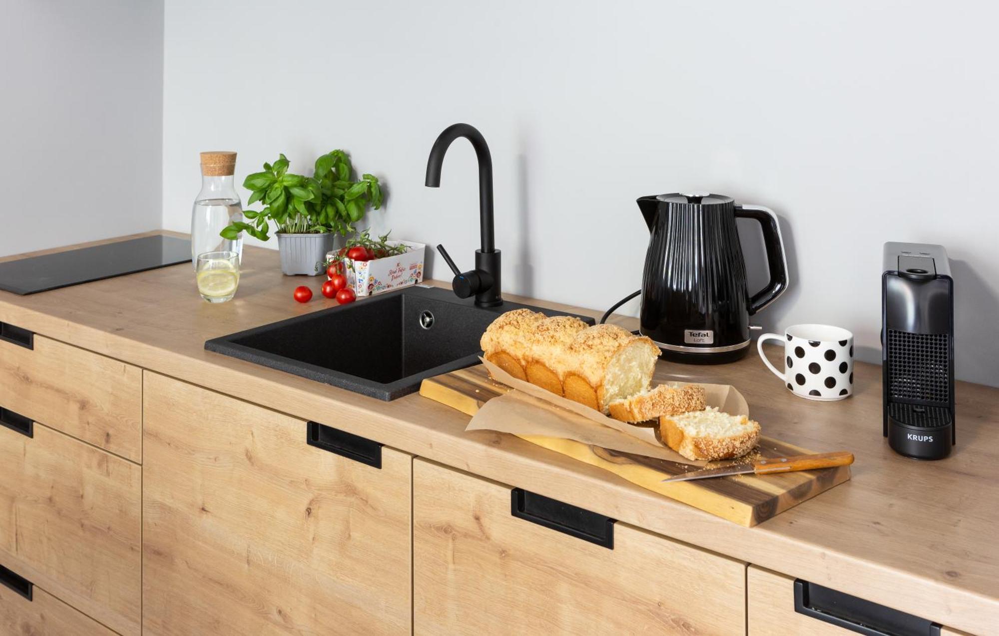 H11 Aparthotel Krasków Δωμάτιο φωτογραφία A black granite sink