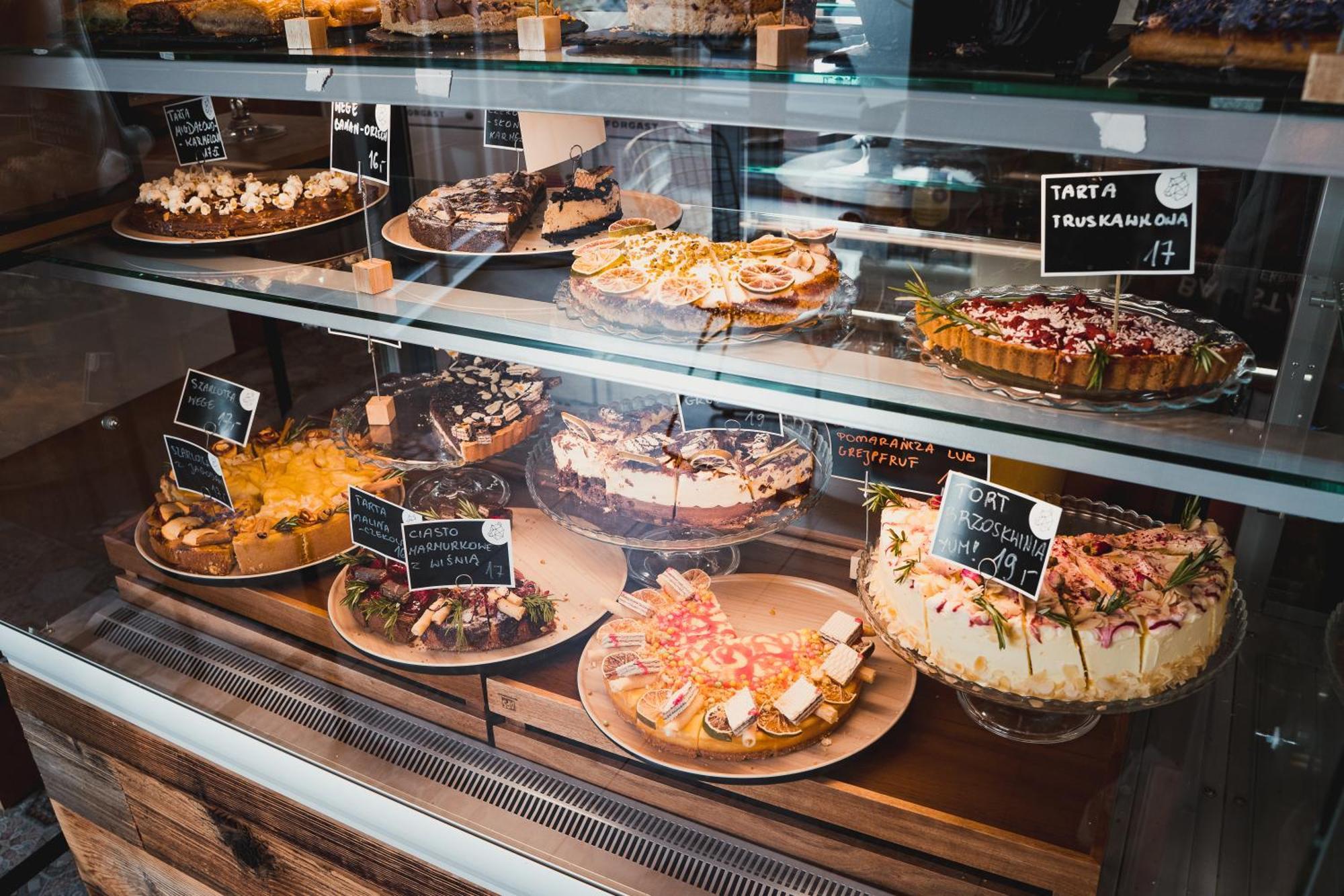 H11 Aparthotel Krasków Εξωτερικό φωτογραφία A display of cakes in a bakery