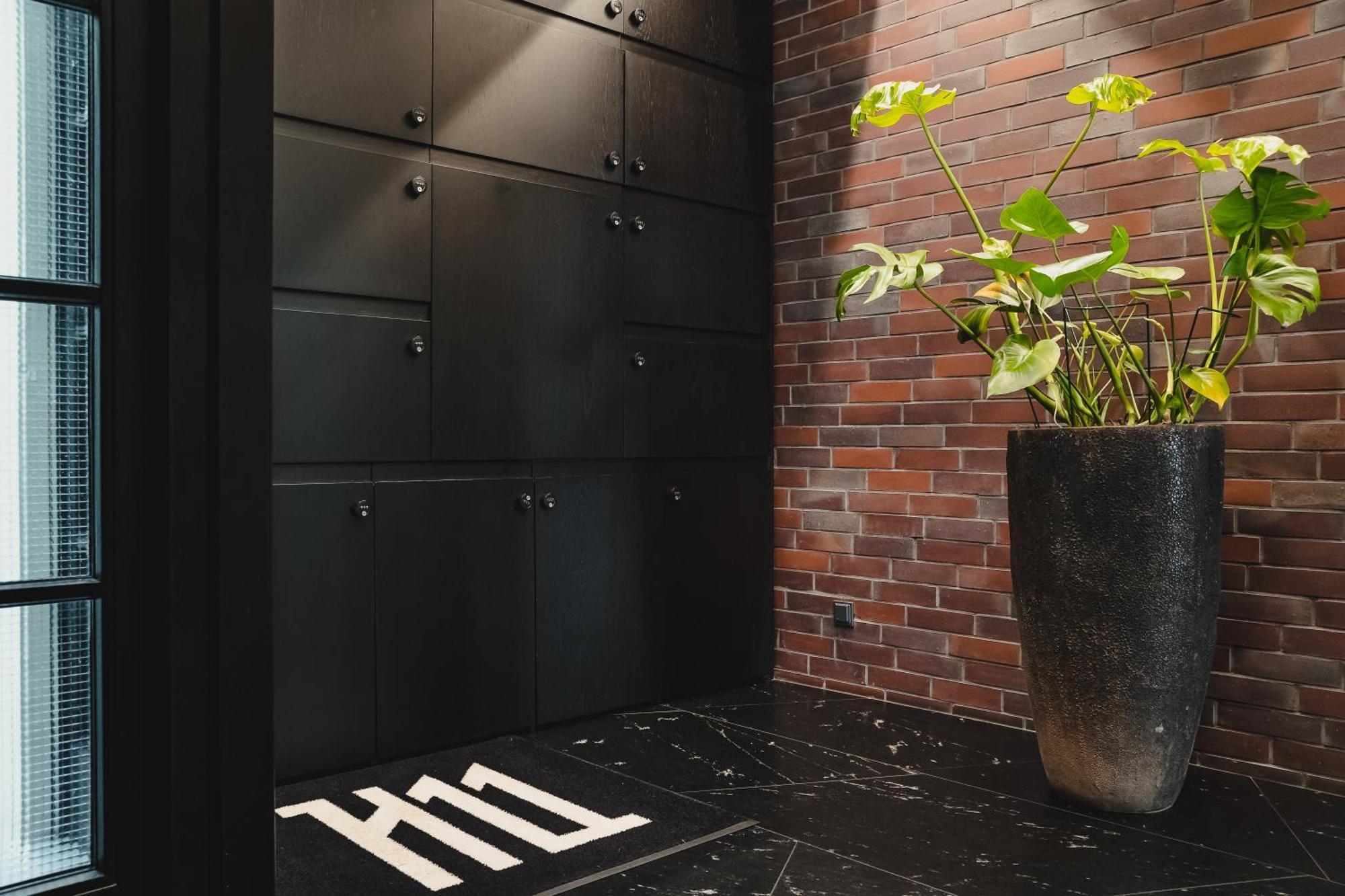 H11 Aparthotel Krasków Εξωτερικό φωτογραφία A welcome mat