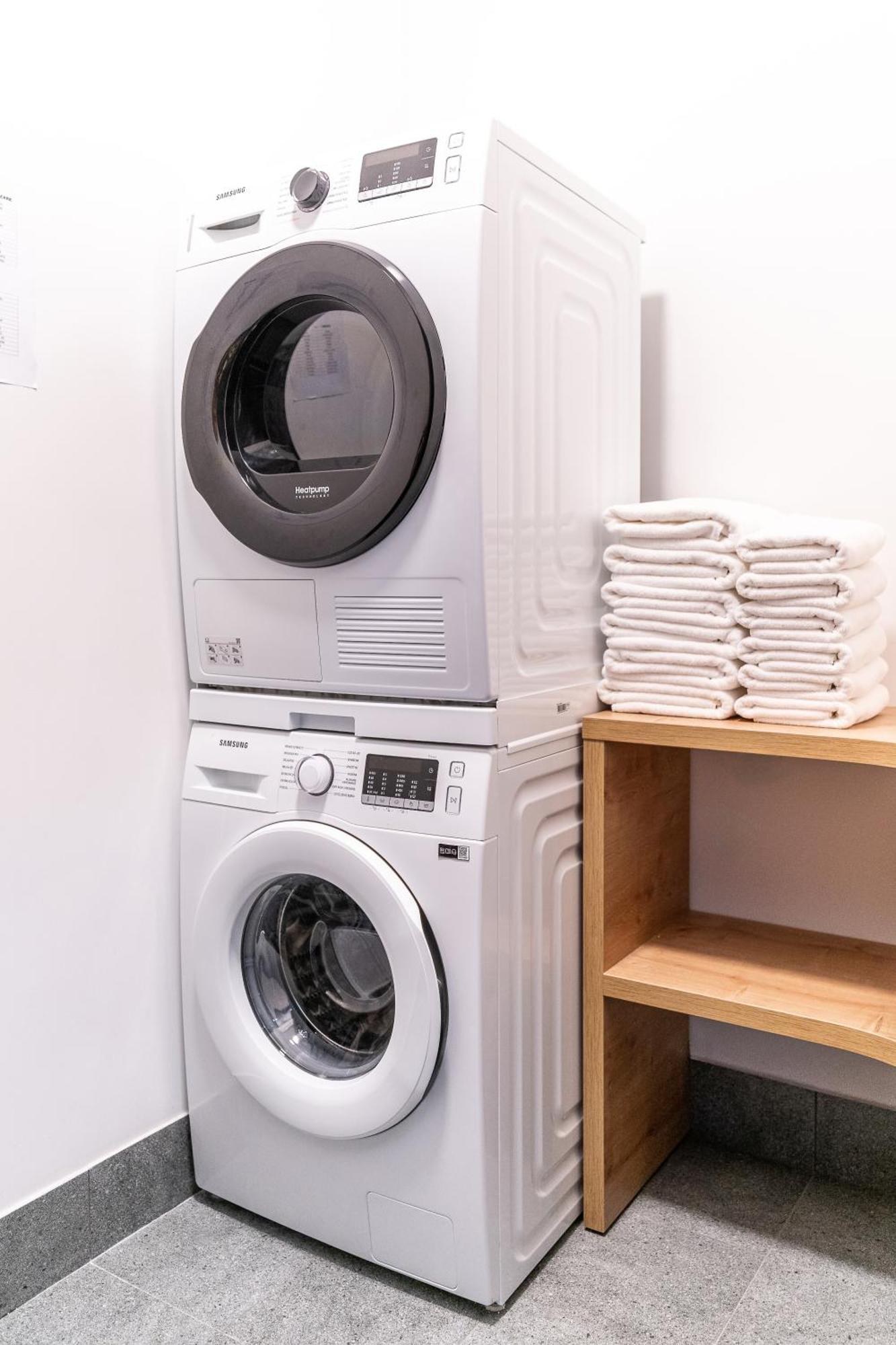 H11 Aparthotel Krasków Εξωτερικό φωτογραφία A tumble dryer stacked on top of a washing machine