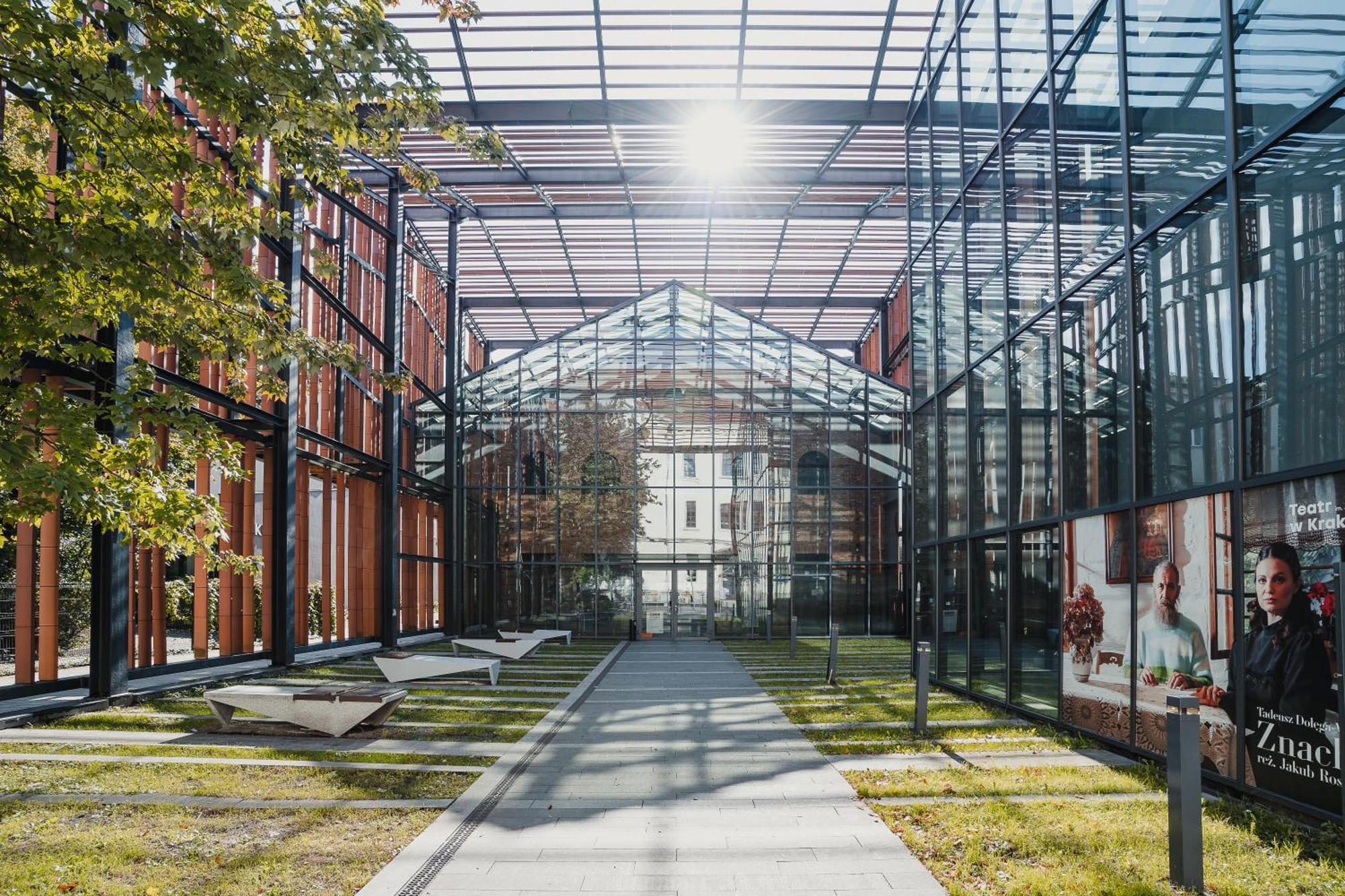 H11 Aparthotel Krasków Εξωτερικό φωτογραφία The new building of the university library