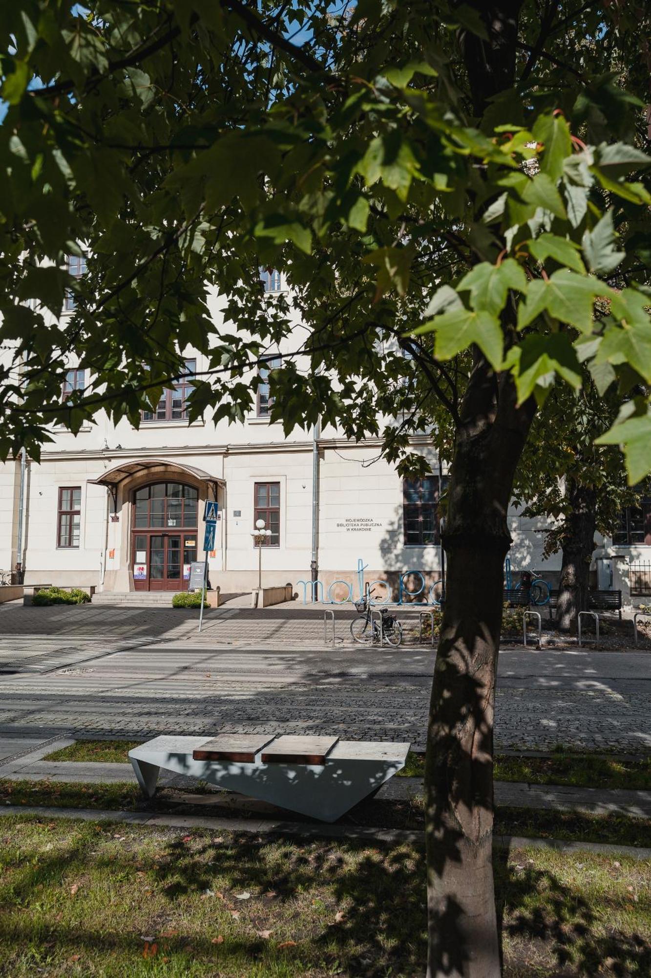 H11 Aparthotel Krasków Εξωτερικό φωτογραφία The main entrance of the museum