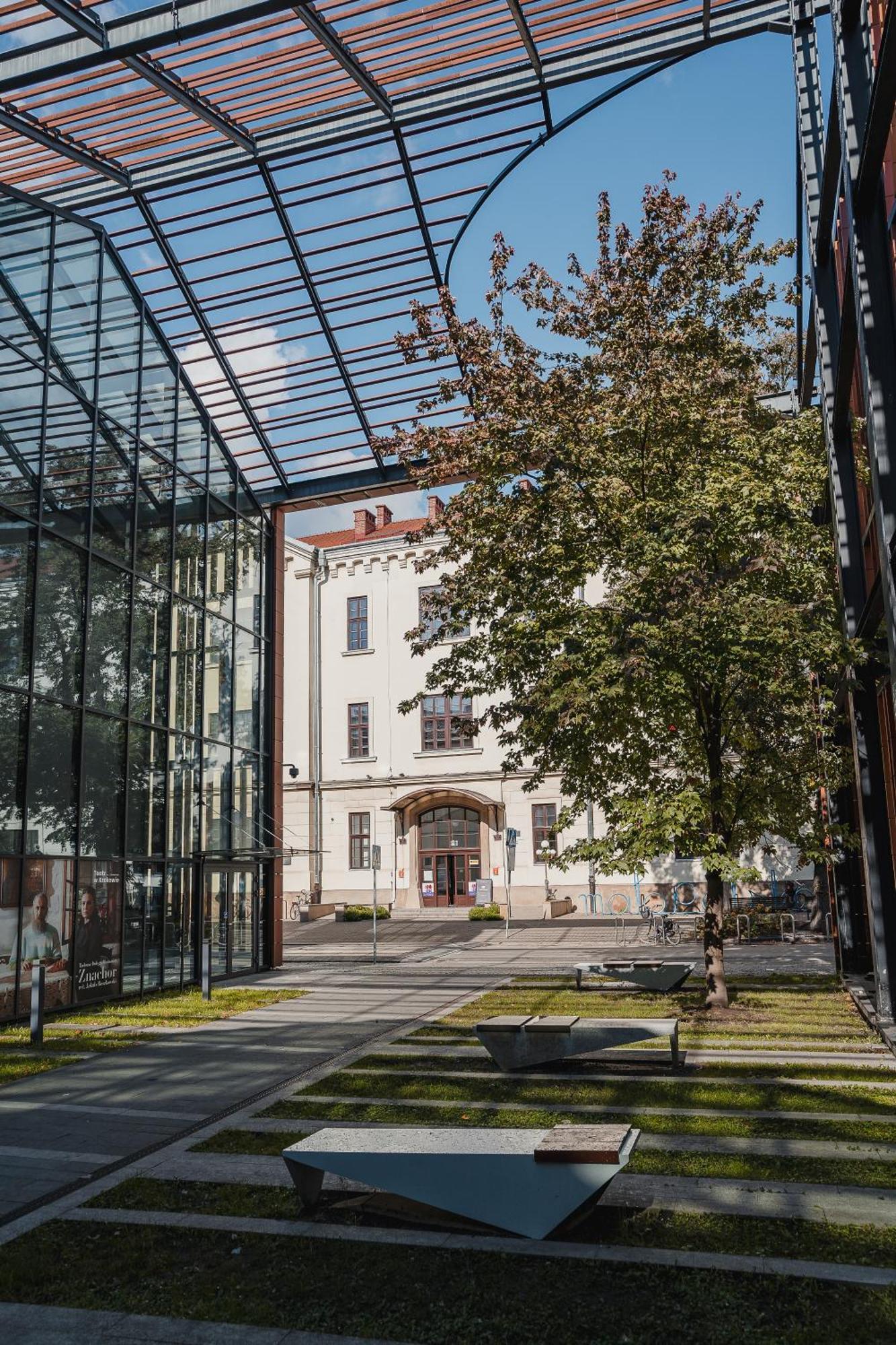 H11 Aparthotel Krasków Εξωτερικό φωτογραφία The main entrance of the university